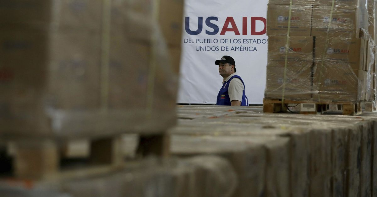 El personal de USAID le dijo que se quedara fuera de la sede de Washington después de que Musk dijo que Trump acordó cerrarlo
