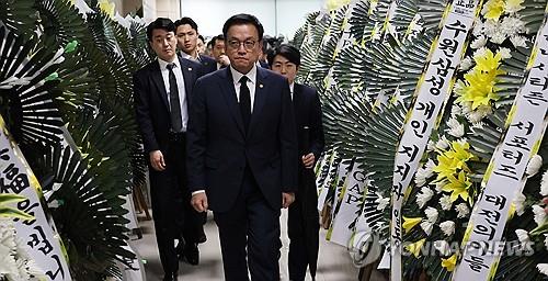 Acting President Choi visits funeral of school stabbing victim