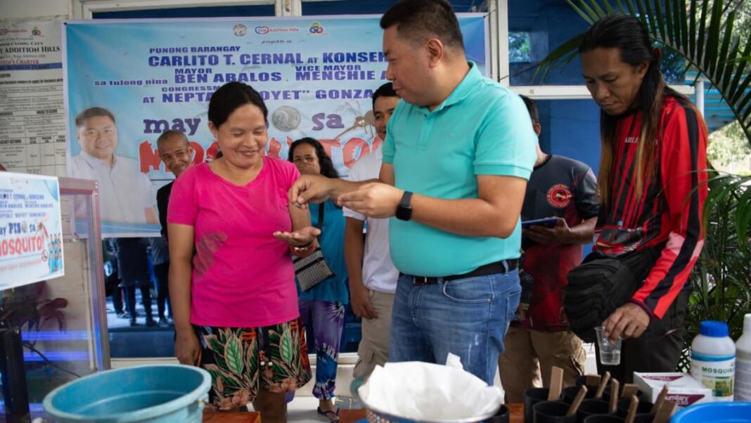 El vecindario de Manila pone la recompensa en mosquitos con dengue que lleva el dengue
