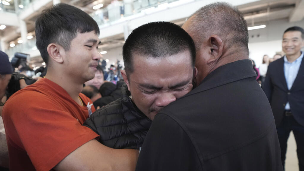 En vivo: los rehenes tailandeses liberados regresan a Bangkok después del cautiverio en Gaza
