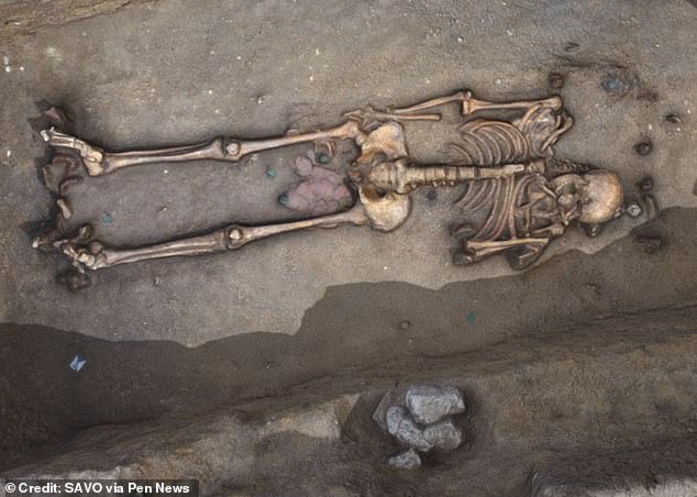 Las excavaciones en el antiguo Hospital Porte Madeleine en Orléans, Francia, han revelado docenas de entierros masculinos que se remontan a la era romana. En varios entierros, como el anterior, se han encontrado tabletas de maldición conocidas como Defixio. Foto: Los restos de la tableta se pueden ver entre las piernas del esqueleto