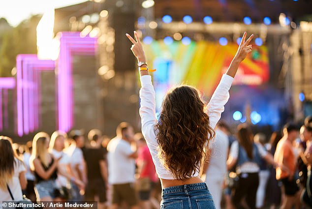 Ser la chica de fiesta era toda mi identidad. Podría beber a cualquiera debajo de la mesa. Fue divertido, hasta que fui a un festival musical con mi esposo y todo se desenredó (Stock Image planteada por el modelo)