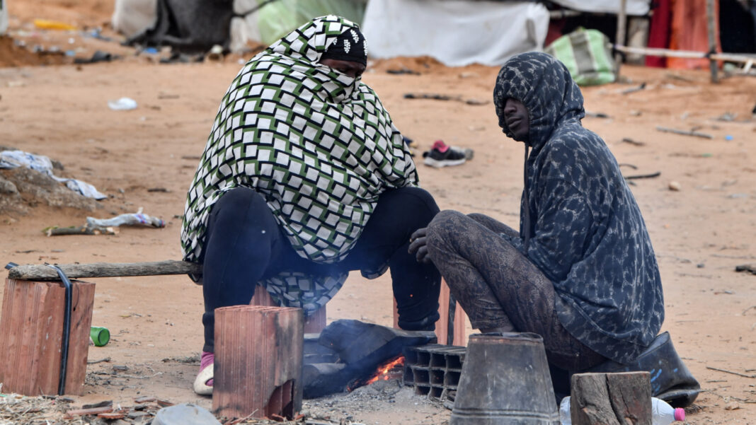 Estado tunecino involucrado en la venta de personas migrantes a Libia, informa el informe
