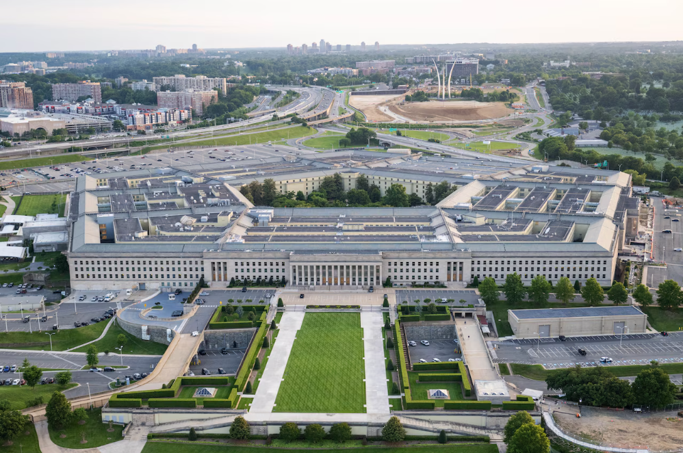 Estados Unidos detuvo brevemente las armas a Kiev en los primeros días del término de Trump, las fuentes le dicen a Reuters
