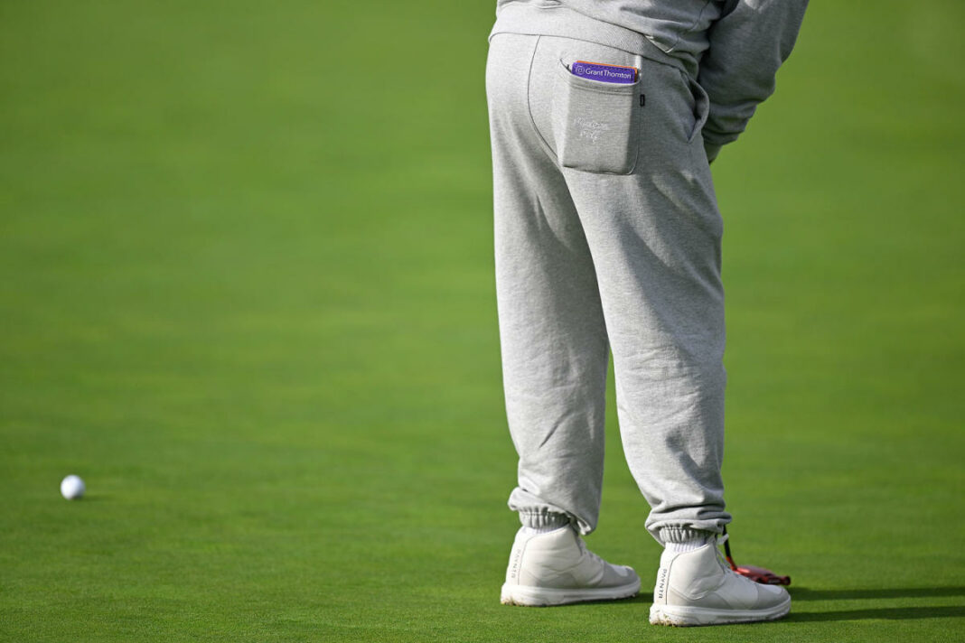 Golf Pro Jason Day llevaba pantalones de chándal en Pebble Beach y causó un furor entre los fanáticos
