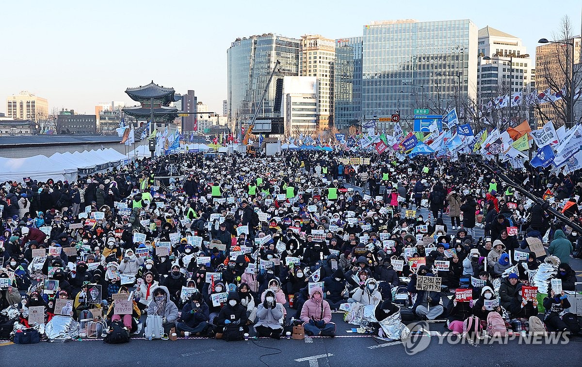 Big rallies across S. Korea urge, oppose Yoon&apos;s ouster