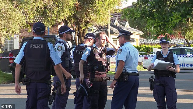 La policía permanece en un centro de cuidado infantil Earlwood, donde una niña de un año fue encontrada sin responder en un automóvil