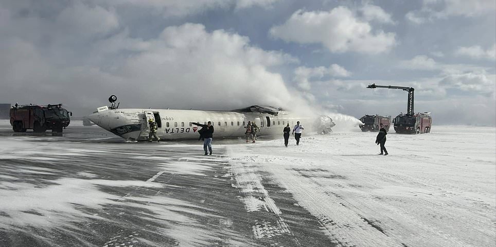 Increíble momento de Toronto Avine Crash Survivor Films mismo rescatado de los aviones Delta al revés: actualizaciones en vivo
