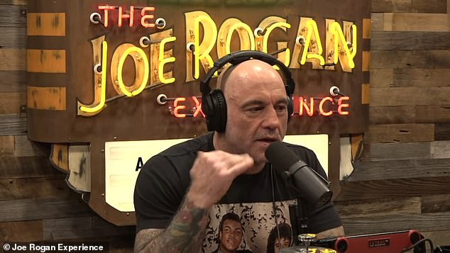 Joe Rogan afirma que el ex presidente Joe Biden intentó distraer a los estadounidenses del gasto inapropiado.