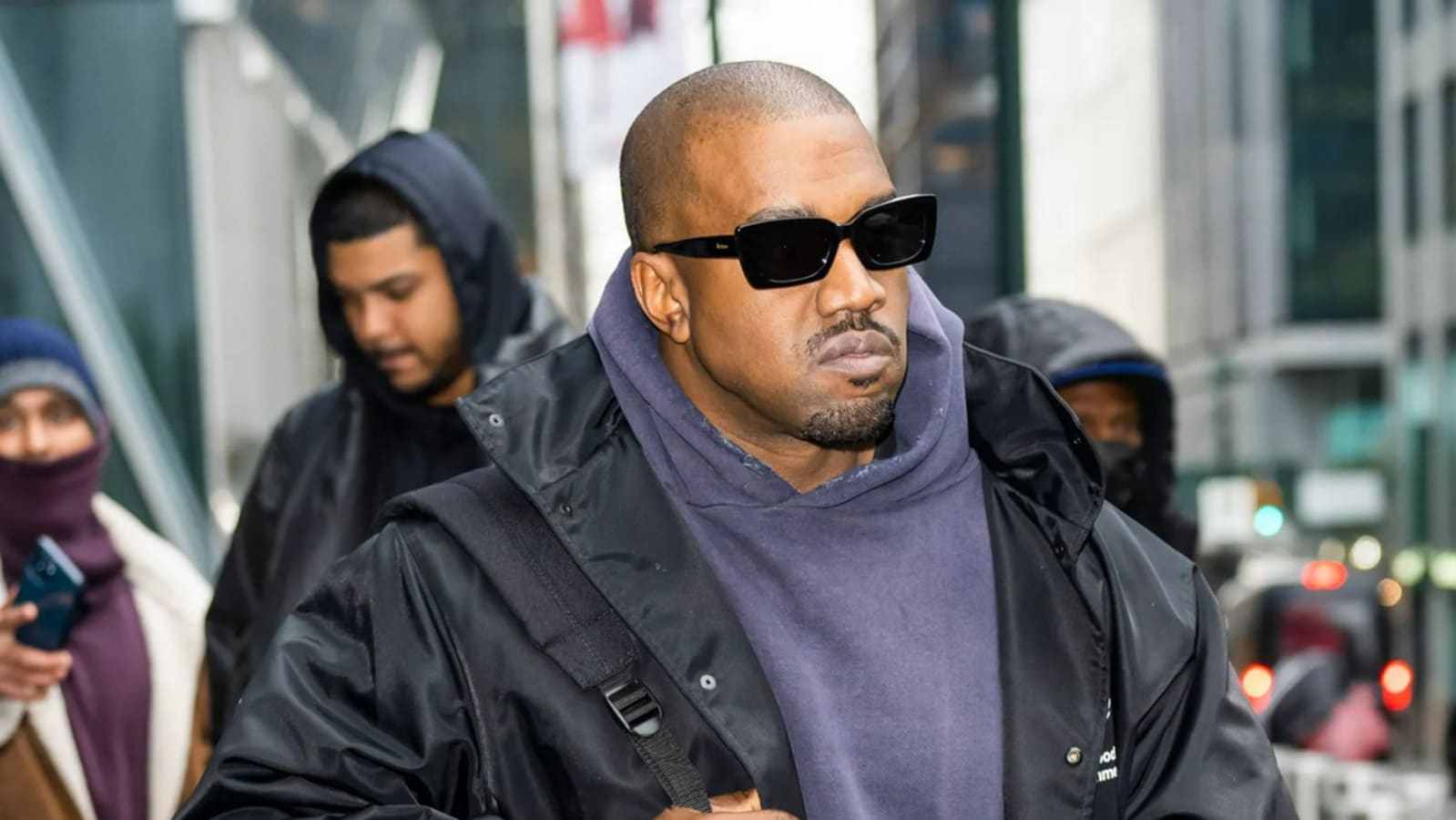 Kanye West fue abandonado por el agente de talento después de que el sitio de Yeezy 'se apaga' sobre la merchandising esvástica seguido de una perorata antisemita
