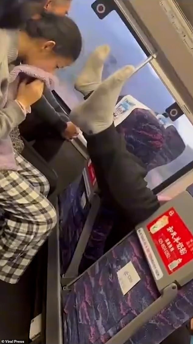 Un pasajero de tren conmocionó a otros viajeros después de que puso sus pies sucios en el aire en un viaje a través de Guangxi, China