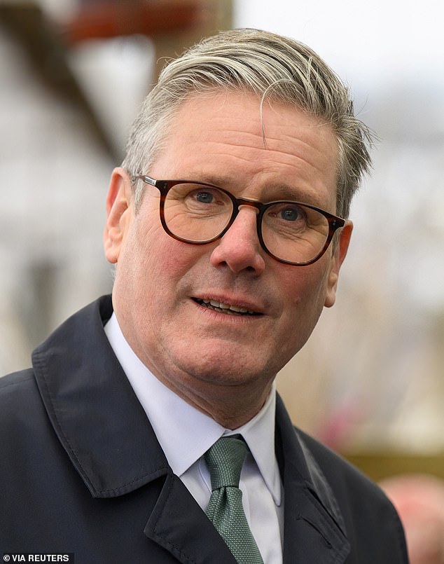 Sir Keir Starmer, en la foto en Newquay el 10 de febrero, ha respaldado la deportación de un migrante albanés que intentó quedarse en el Reino Unido debido a que a su hijo no le gustan las nuggets de pollo extranjeros