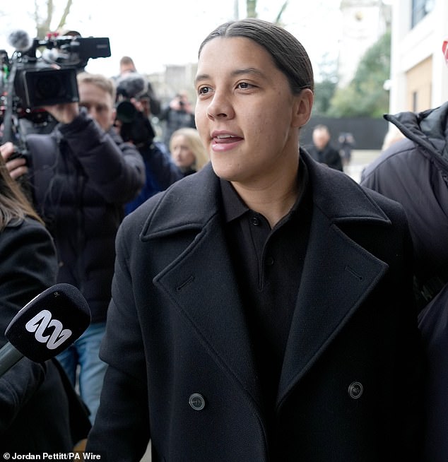 La estrella del Chelsea, Sam Kerr, llega a la corte para enfrentar el juicio 'después de abusar racialmente del oficial de policía en la fila por la tarifa de taxi'
