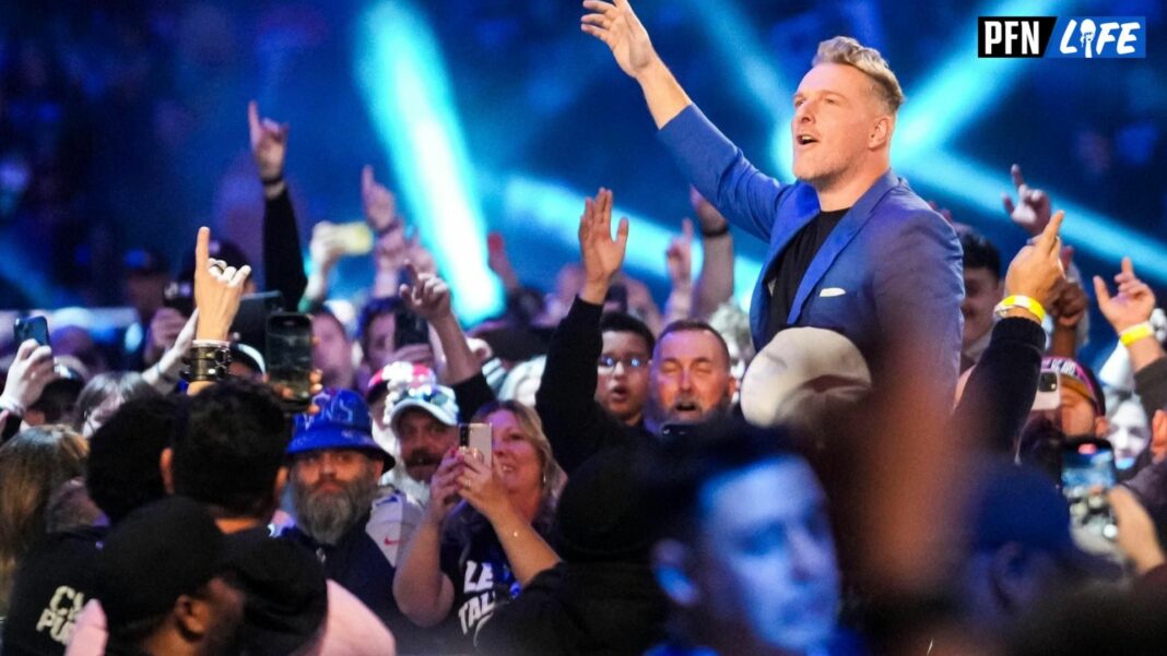 'La gente piensa que esto está manipulado' - La ex estrella de la NFL Pat McAfee y los locutores de Royal Rumble RIP en broma.
