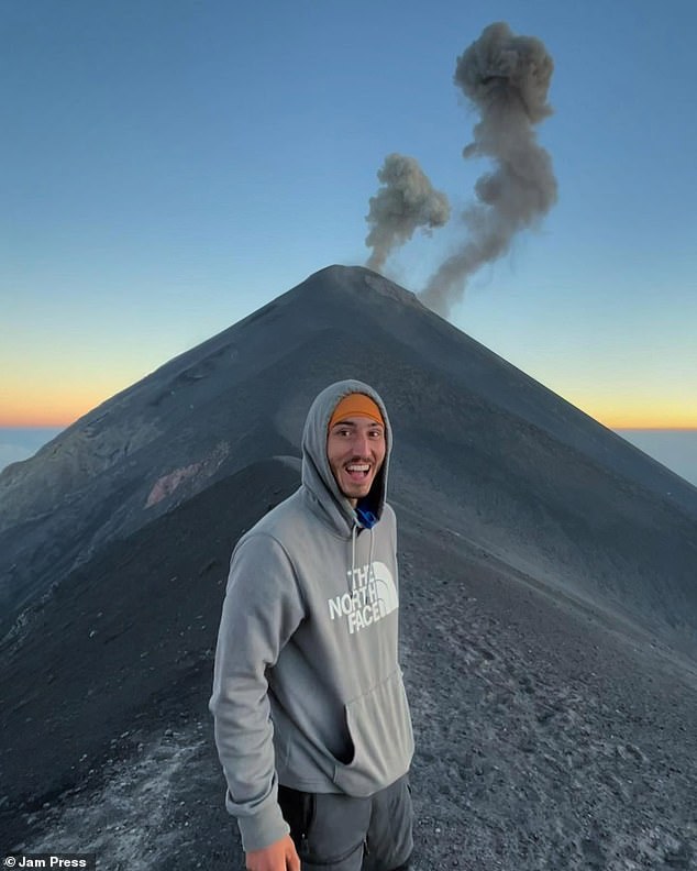 David Ernesto Villarreal Pérez (en la foto) y un amigo ascendieron a Pico de Orizaba el miércoles