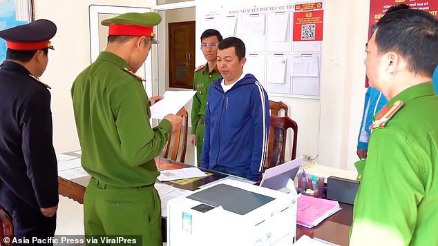 Le Tan Gia (en la foto, centro) fue detenido por la policía en Hoi An