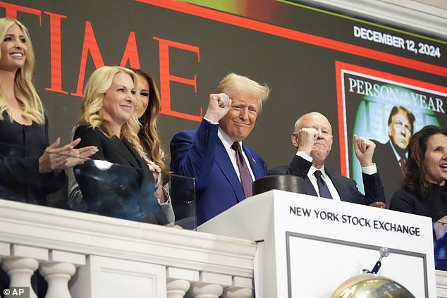 Trump, en la foto de la Bolsa de Nueva York en diciembre, ha anunciado aranceles radicales sobre los socios comerciales y vecinos más grandes de los EE. UU.