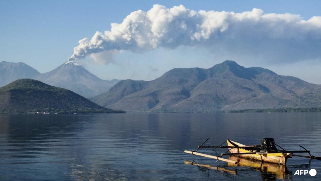 Las aldeas indonesias dijeron que evacuaran como alerta de volcán llega a los más altos niveles
