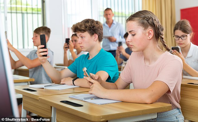 Un nuevo estudio ha vertido agua fría sobre la idea de que las prohibiciones telefónicas en las escuelas son beneficiosas para los niños, ya que no muestra conexión entre las prohibiciones y las calificaciones mejoradas o una mejor salud mental (imagen de stock)