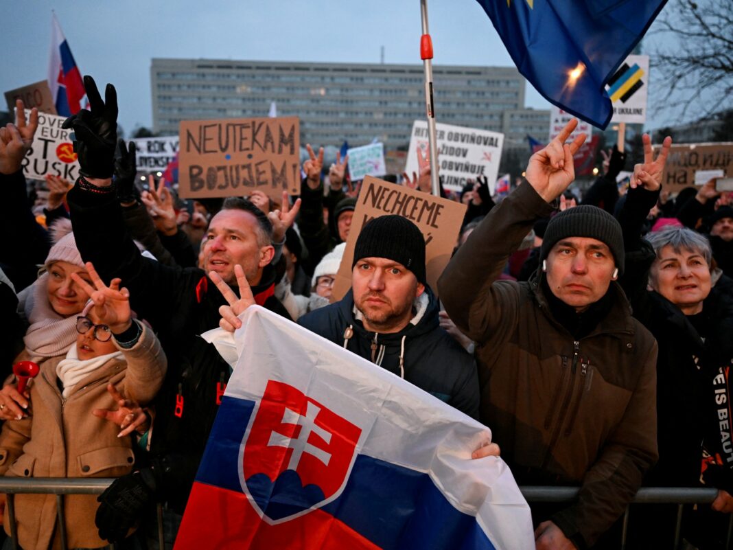 Las protestas continúan en Eslovaquia contra la postura pro-rusia del primer ministro FICO
