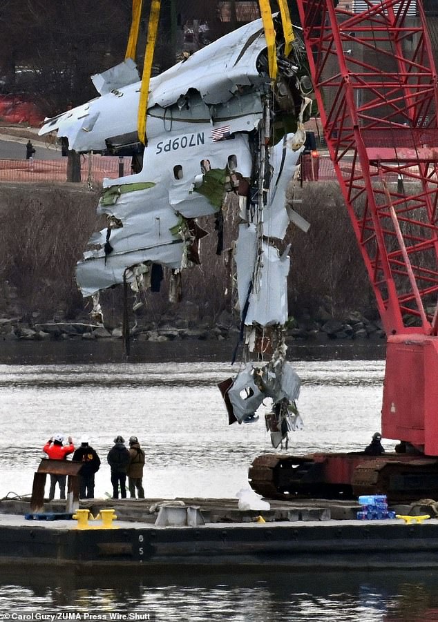 Los investigadores advirtieron que hay una probabilidad del 26 por ciento de que los escombros espaciales vuelvan a la tierra a través de un espacio aéreo comercial ocupado. En la foto están los equipos de rescate que sacan parte de un avión de American Airlines desde el río Potomac. Chocó con un helicóptero de halcón negro