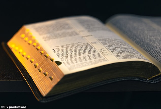 En todo el mundo, millones de cristianos ven la Biblia como la palabra divinamente revelada de Dios. Cuenta una historia sobre la historia del mundo, desde la creación hasta la redención y el último juicio de Dios de los vivos y los muertos. ¿Pero quién lo escribió?