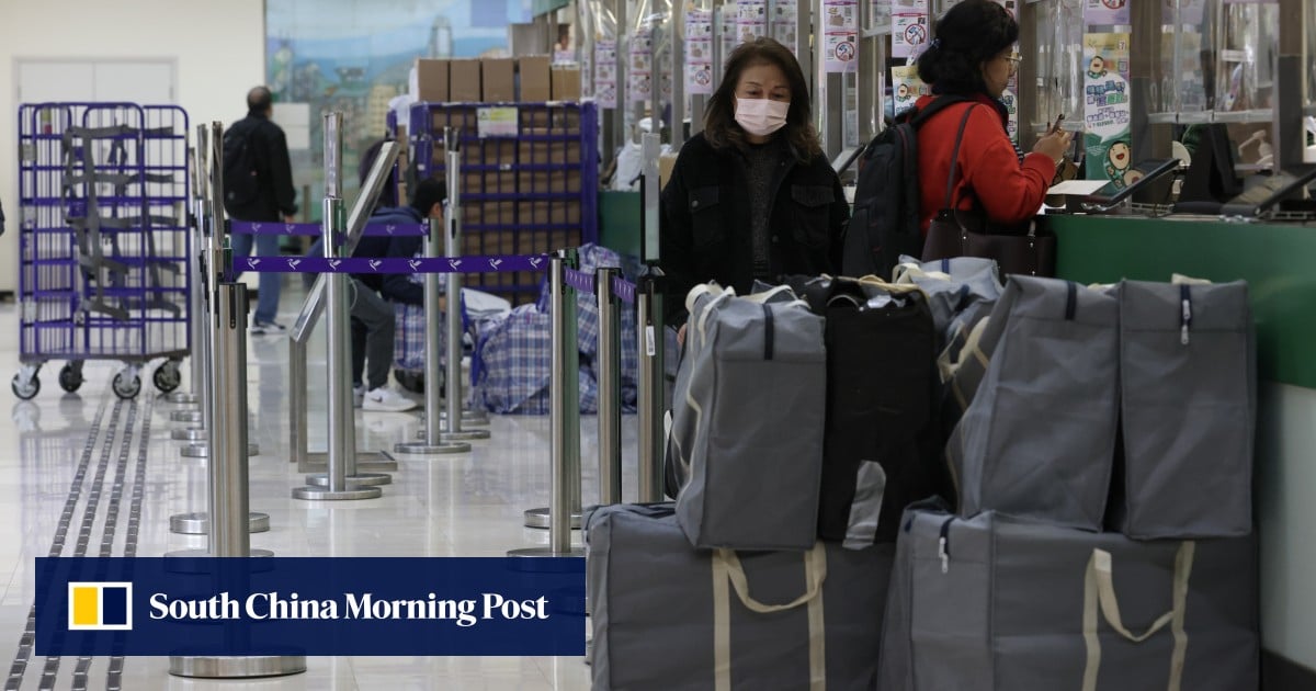 Los correos en Hong Kong todavía aceptan parcelas con destino a los Estados Unidos, pero los clientes pueden pagar más
