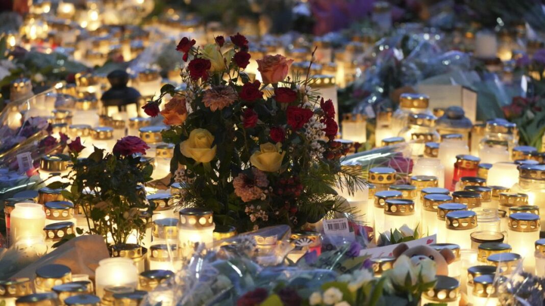 Los dolientes rinden homenaje a las víctimas de tiroteo en masa sueca
