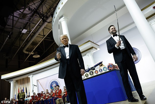 El presidente de los Estados Unidos, Donald Trump (L) y el vicepresidente JD Vance, mantienen espadas en el escenario durante el comandante en jefe