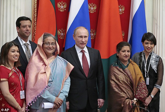 Tulip Siddiq MP (izquierda) con su tía, ex primer ministro de Bangladesh Sheikh Hasina con Vladimir Putin. La Comisión Anticorrupción de Bangladesh está investigando si se gastaron miles de millones de libras comprando propiedades en el extranjero bajo Hasina