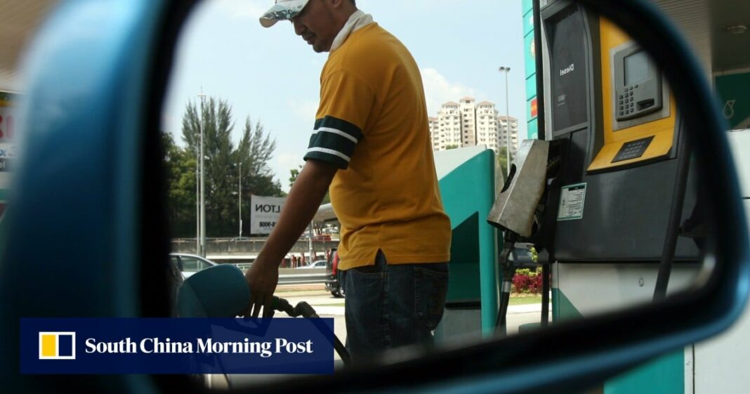 Los malayos piden multas para los automovilistas singapurenses que están cargando de combustible barato
