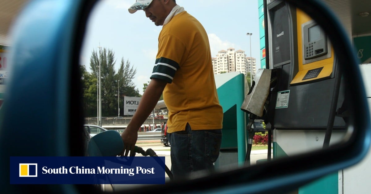 Los malayos piden multas para los automovilistas singapurenses que están cargando de combustible barato
