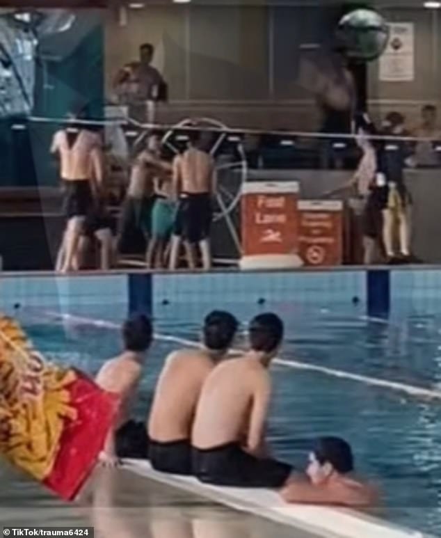 Las imágenes capturaron en el momento en que estalló una pelea entre unos 10 adolescentes en Casey Race Aquatic Center en Cranbourne East el domingo por la tarde (en la foto)