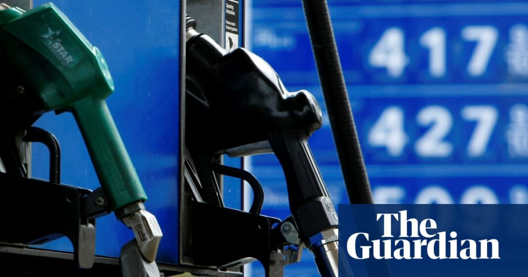 Los precios de la gasolina de los EE. UU. Es probable que suban con los aranceles de Trump sobre el petróleo canadiense y mexicano
