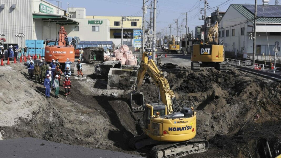 Los rescatadores construyen una pendiente para llegar al hombre atrapado durante días en Japón Singüenza
