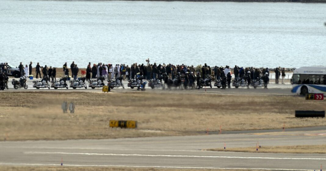 'Mad and Angry': las familias visitan el sitio de accidentes de desastre aérea de EE. UU. A medida que la búsqueda continúa
