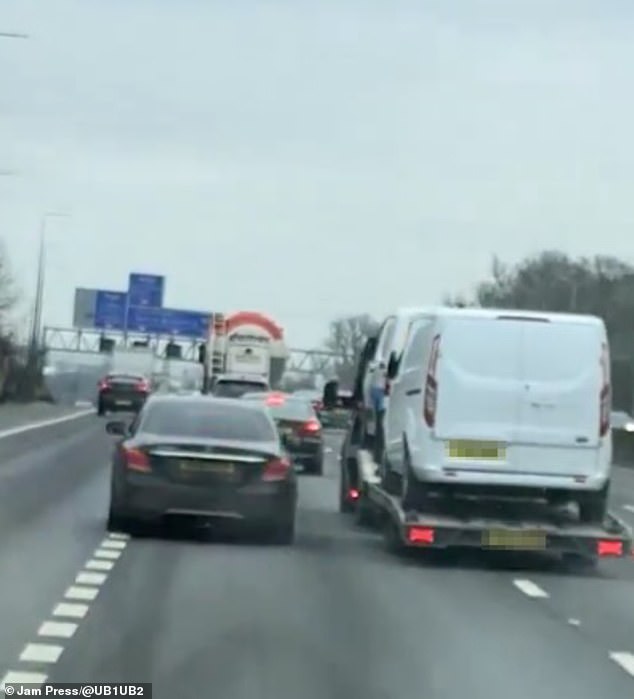 El traneo plano, que tenía una camioneta blanca en la parte posterior, se desvió en el carril interior de la autopista de 70 mph