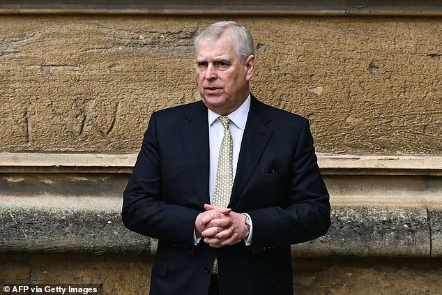 El príncipe Andrew (en la foto en el castillo de Windsor) está ayudando a una empresa comercial de Medio Oriente multimillonario con un ex embajador en Rusia, se puede revelar