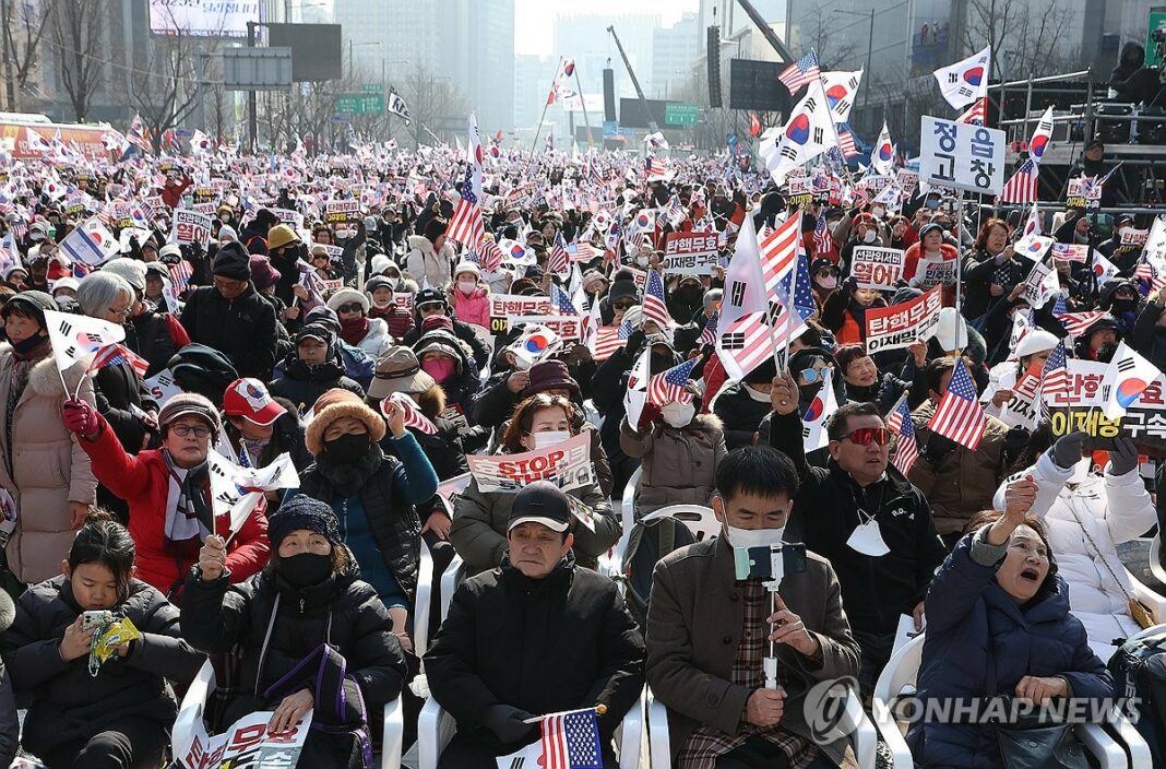 Massive rallies in Seoul oppose, urge Yoon's ouster