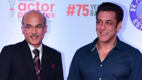 Sooraj Barjatya y Salman Khan en la proyección de Uunchai. (Varinder Chawla)