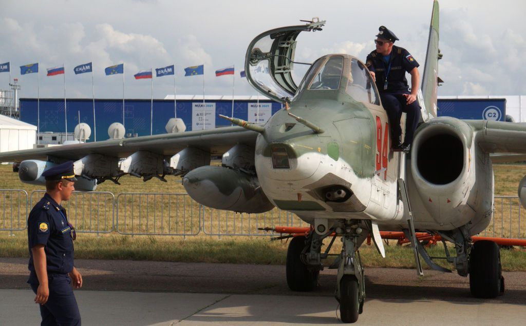 Ucrania dice que derribó un avión de combate ruso SU-25 en Donetsk Oblast
