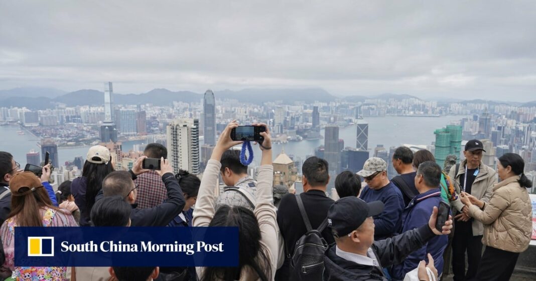 Uptice en el continente, visitantes extranjeros de Hong Kong durante el año nuevo lunar
