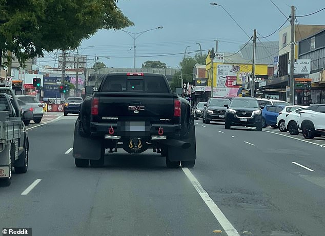 Se ha visto una camioneta de estilo estadounidense descomunal que lucha por quedarse dentro de un carril de la carretera australiana