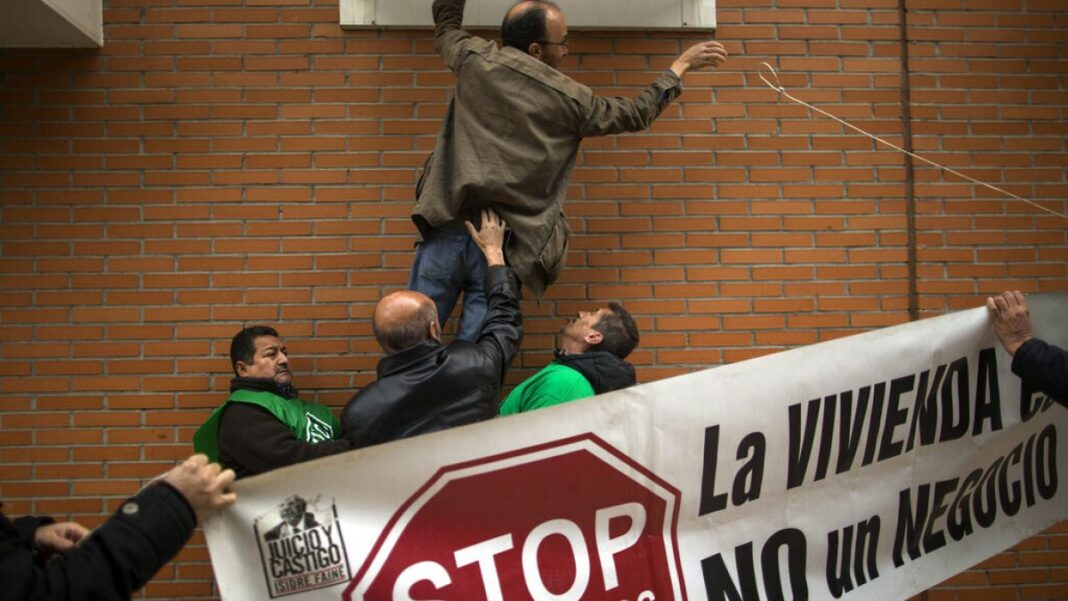 Video. Mira: los manifestantes se recuperan para posponer el desalojo en Barcelona
