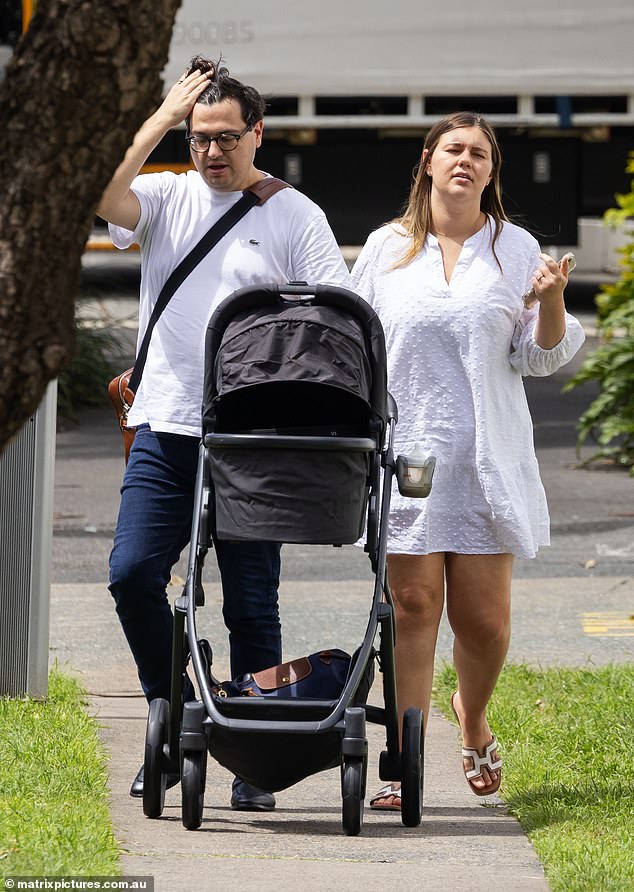 Brittany Higgins y David Sharaz se han fotografiado empujando a su recién nacido en un cochecito en las calles de Brisbane