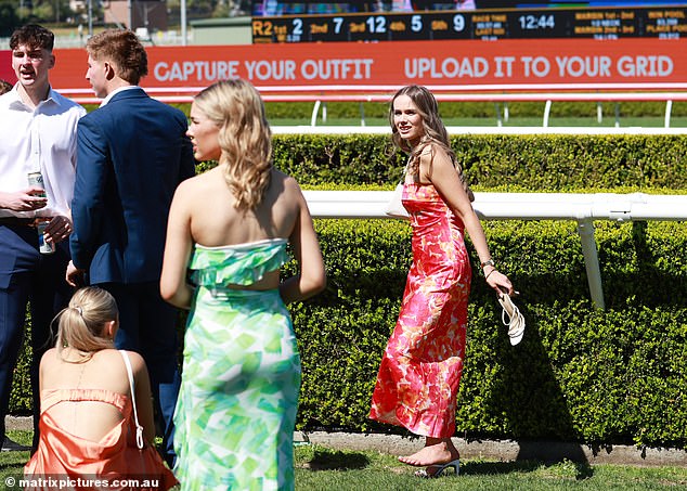 Muy pocos australianos ganan un salario de seis cifras, a pesar de que ahora es el salario oficial de tiempo completo de Australia (en la foto es el hipódromo Royal Randick de Sydney)