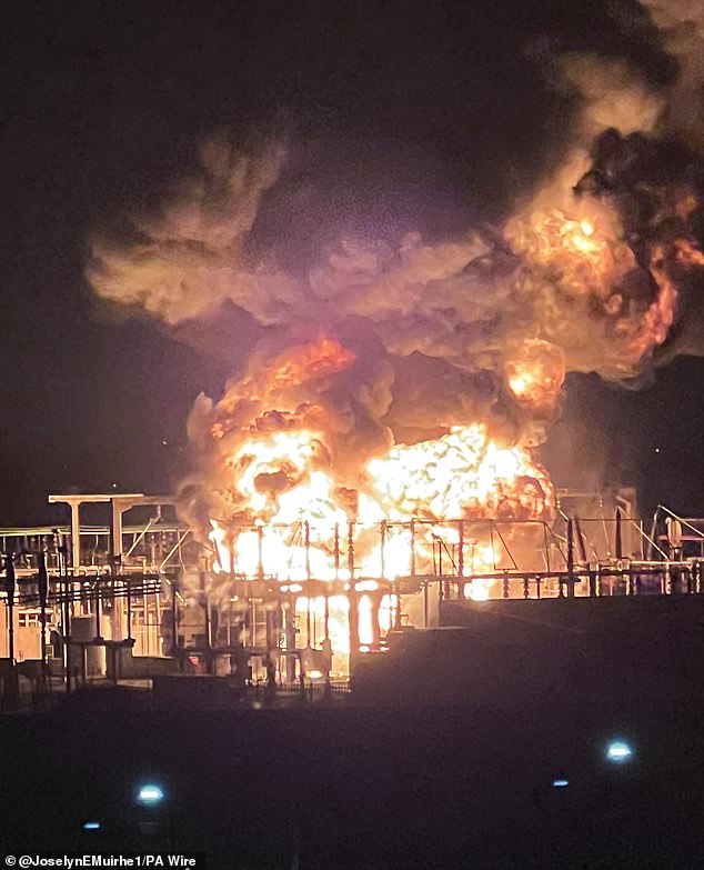 Los jefes de Heathrow se enfrentaron a preguntas anoche sobre cómo un pequeño incendio cerró uno de los aeropuertos más grandes del mundo. Foto: El fuego de la subestación eléctrica Hayes