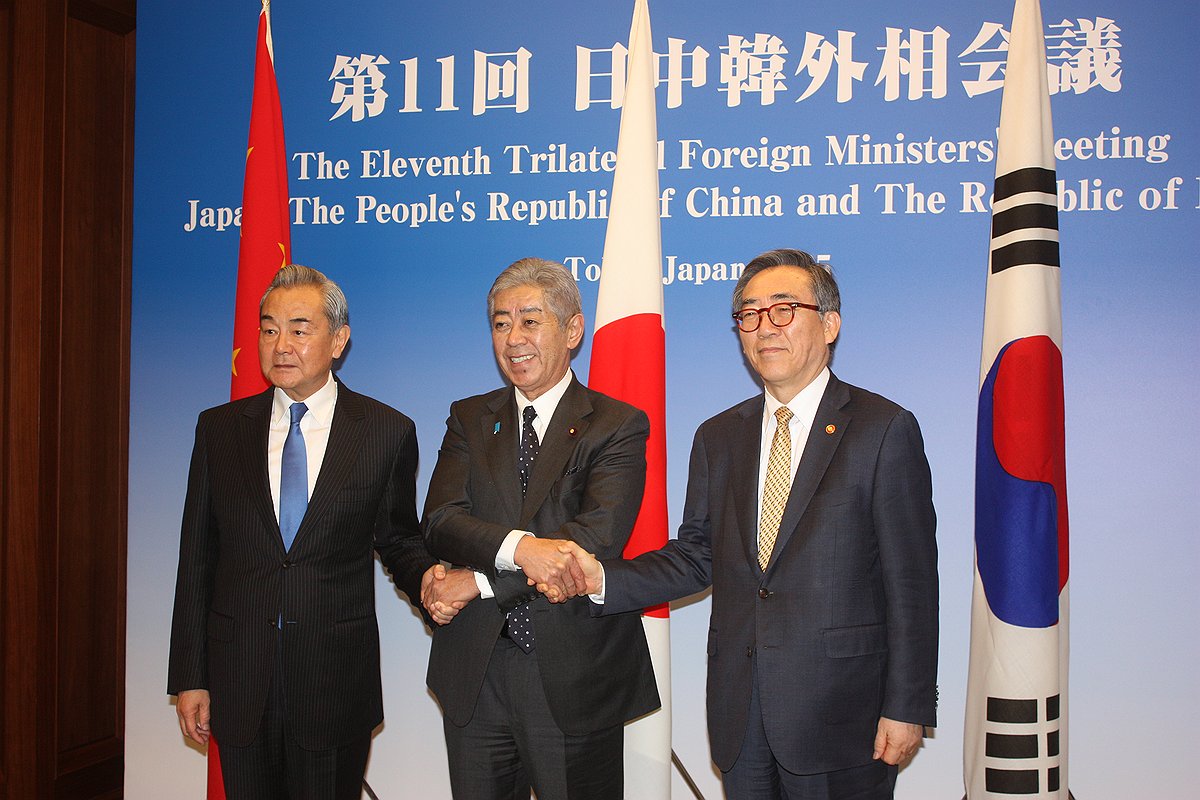 (LEAD) Top diplomats of S. Korea, Japan, China hold talks on 3-way cooperation