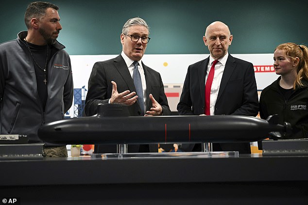 Keir Starmer y John Healey pusieron la quilla para Dreadnought, el primer submarino que se construyó para reemplazar la clase Vanguard, en una ceremonia en Barrow-in-Furness ayer