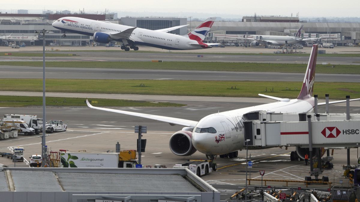 Aeropuerto de Heathrow ahora 'totalmente operativo' después del incendio de la estación de energía
